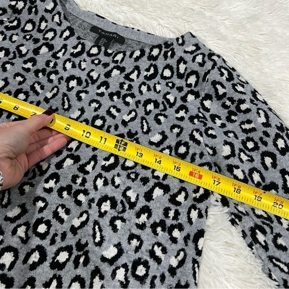 Tahari Gray Black Animal Print Rolled Sleeve Woman’s Sweater Size Medium - Picture 3 of 10